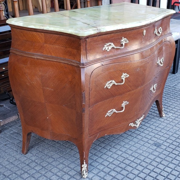 Comoda con marmol antes de la restauracion