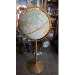 globo terraqueo de pie