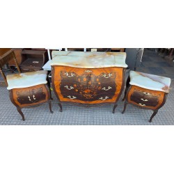 Comoda con mesas de luz...