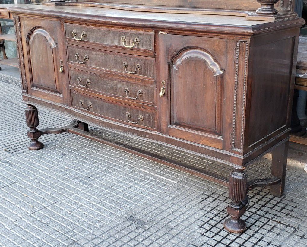 1,90 x 55 x 1,07 alto tiene espejo