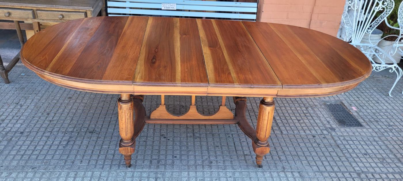 1,35 x 1,10 x 79 alto cerrada y 2 tablas de 37cm abierta 2,10 x 1,10 x 79 alto