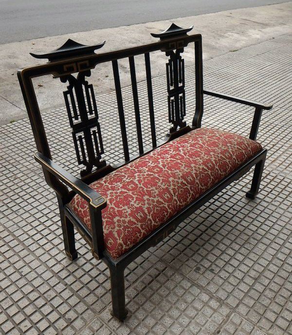 tiene 2 sillones haciendo juego