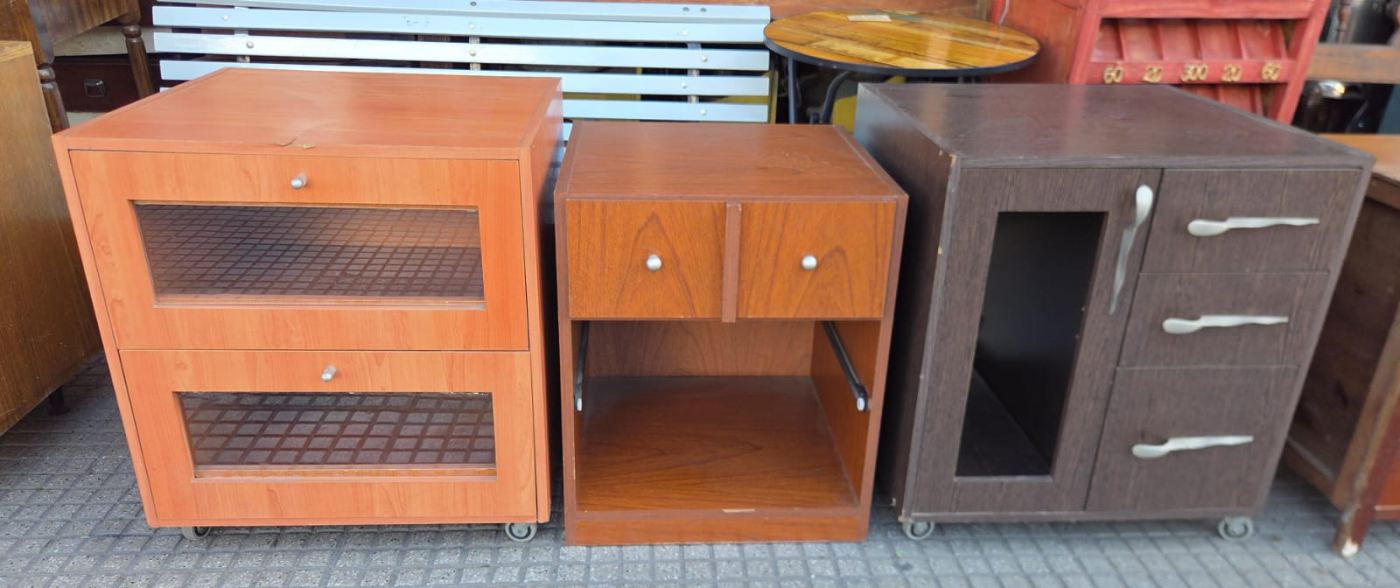 60 x 60 x 67 alto los de las puntas y 50 x 53 x 60 alto medio