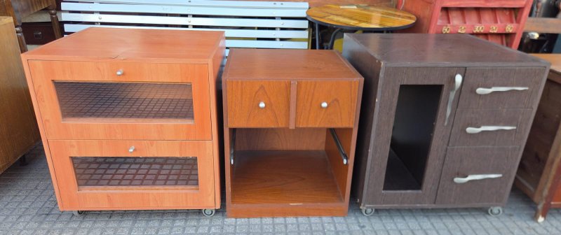 60 x 60 x 67 alto los de las puntas y 50 x 53 x 60 alto medio