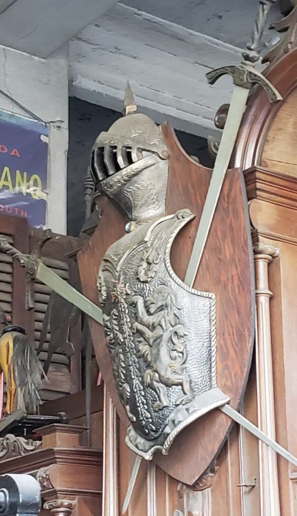 Escudos con espadas