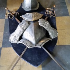 Escudos con espadas