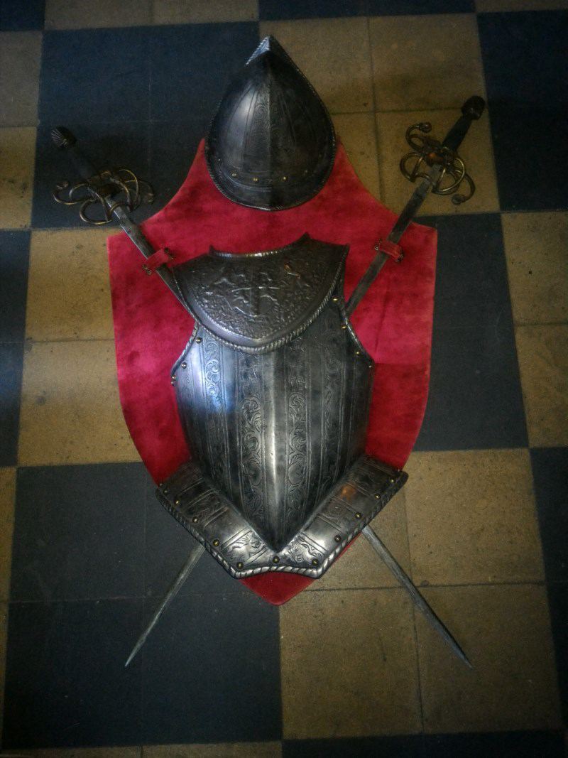Escudos con espadas