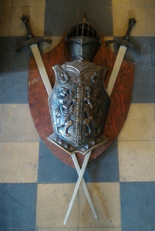 Escudos con espadas
