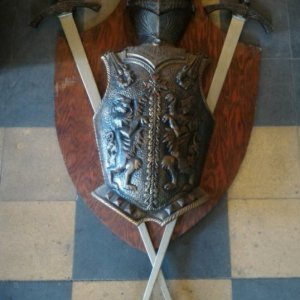 Escudos con espadas