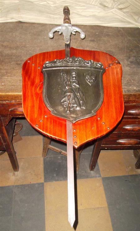 Escudos con espadas