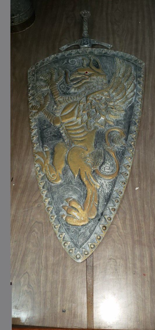 Escudos con espadas