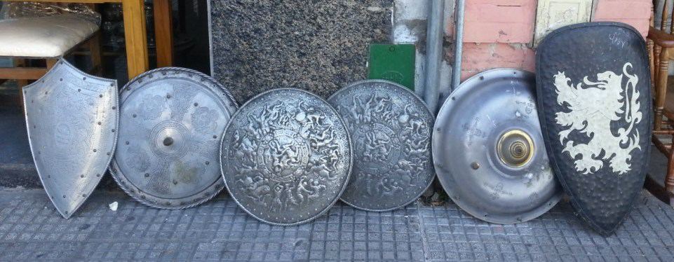 Escudos con espadas