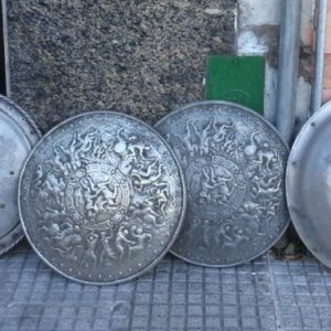 Escudos con espadas