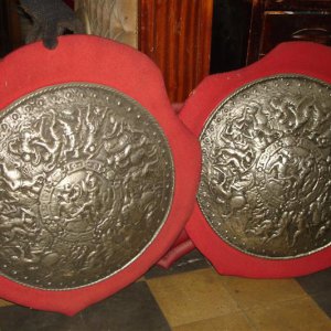 Escudos con espadas
