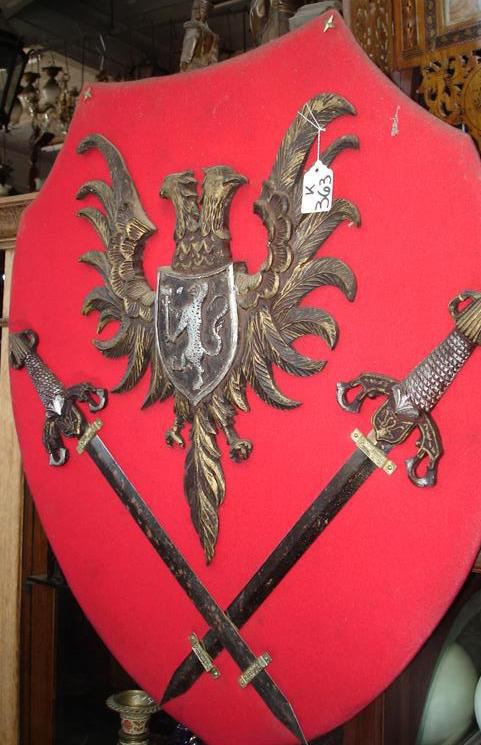 Escudos con espadas
