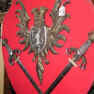 Escudos con espadas
