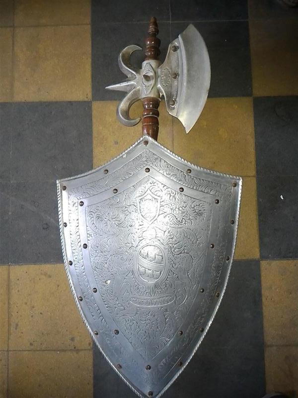 Escudos con espadas