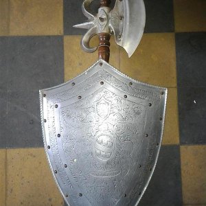 Escudos con espadas