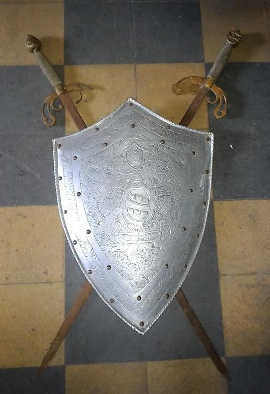 Escudos con espadas