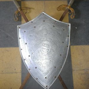 Escudos con espadas