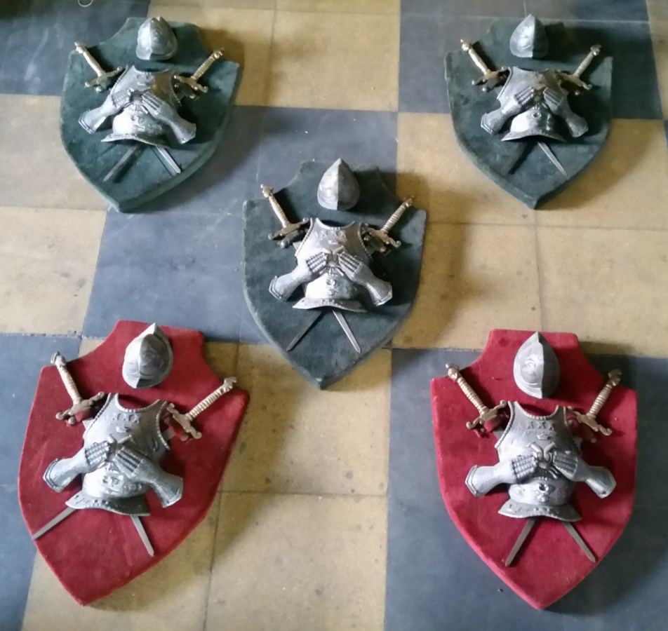 Escudos con espadas