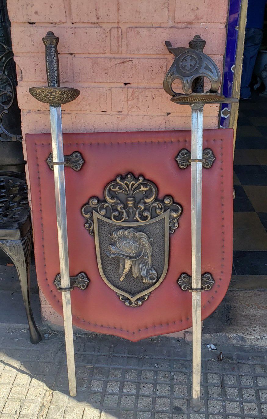 Escudos con espadas