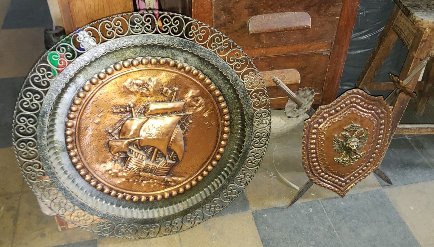 Escudos con espadas