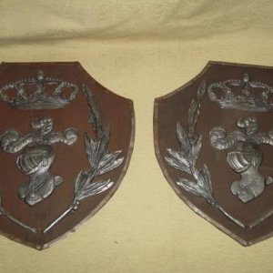 Escudos con espadas