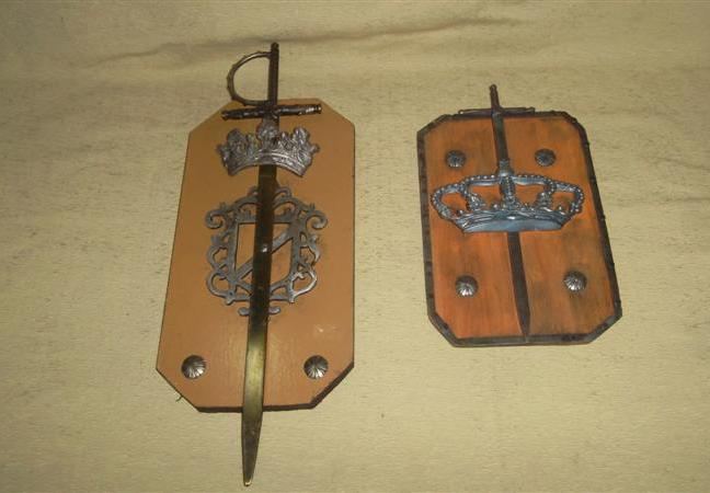 Escudos con espadas