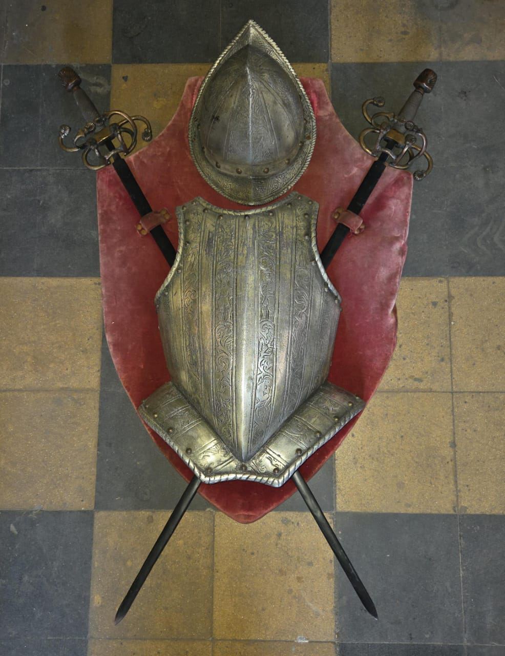 Escudos con espadas