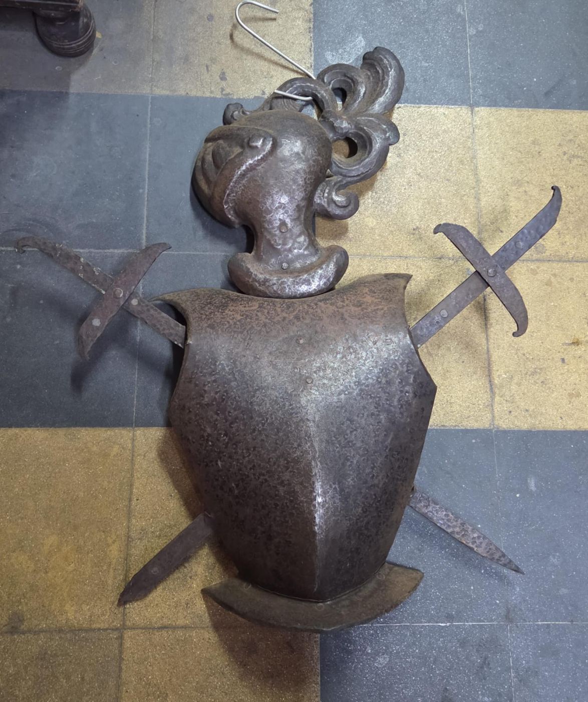 Escudos con espadas