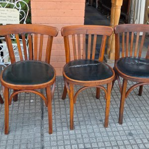 5 sillas 42 x 42 y 47 x 76 alto