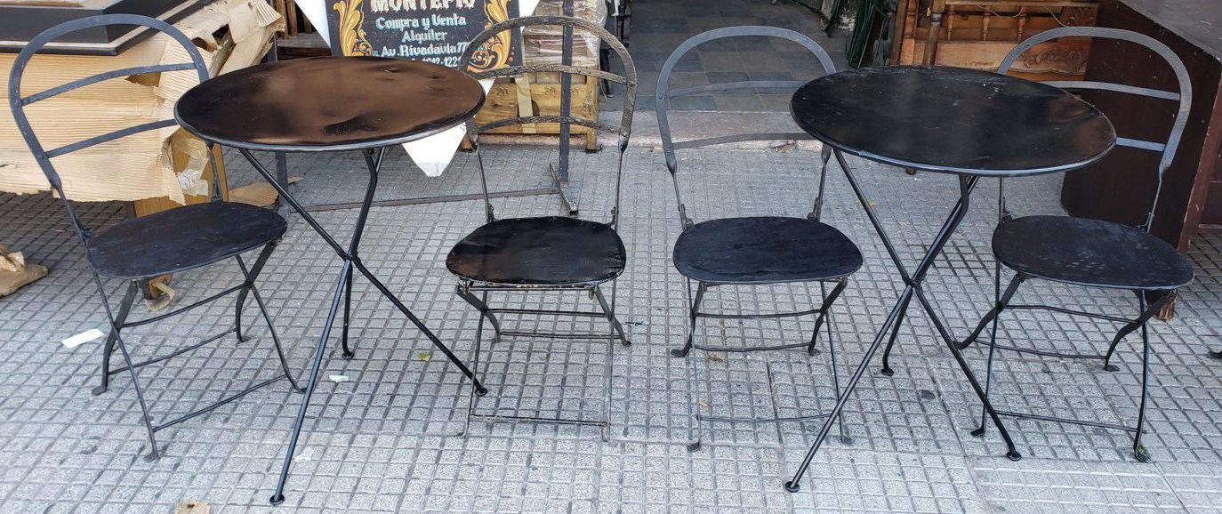 Mesa y sillas plegables