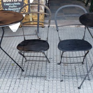 Mesa y sillas plegables