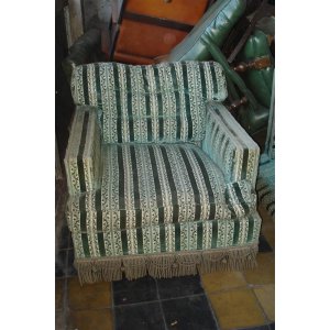 2 sillones metidos en ricvadavia a la derecha