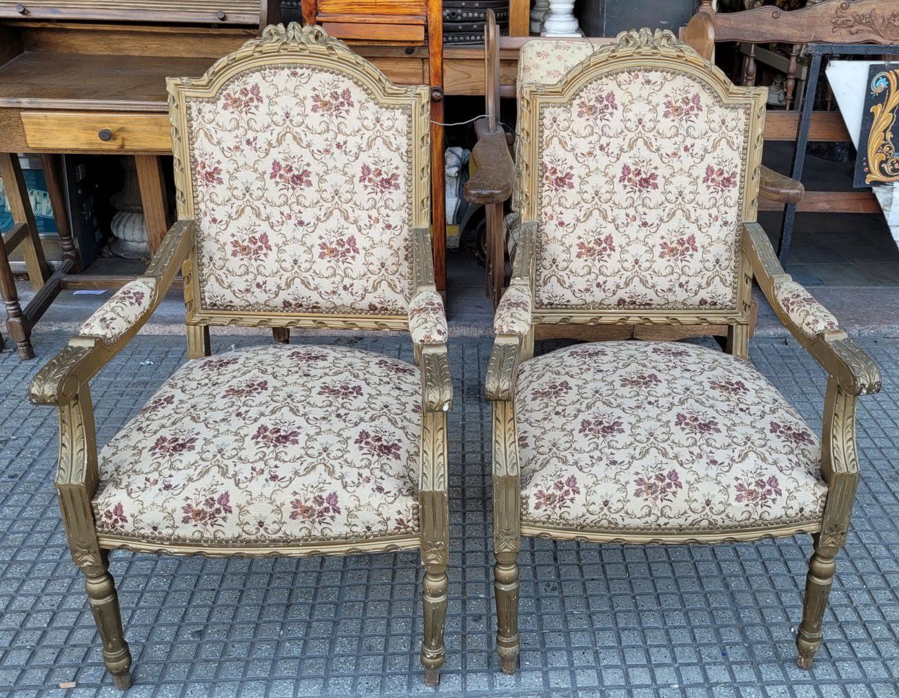 2 sillones un cuerpo dorado de juego