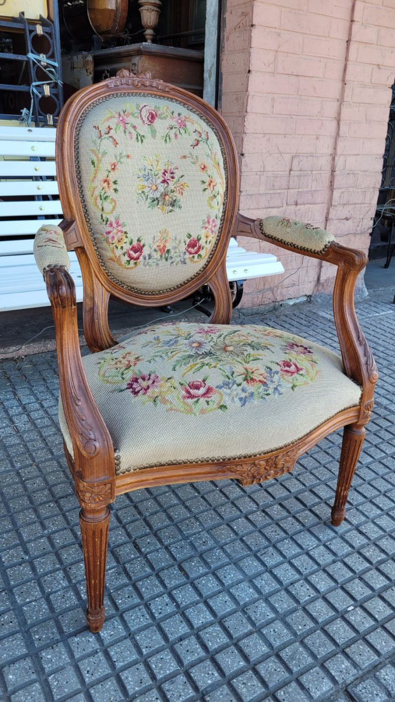 Un solo sillon 62 x 50 y 43 x 95 alto